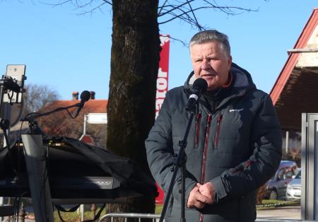 TRIJE DOBRI MOŽJE, ROMANA KRAJNČAN IN JELENI PRIREDITEV PRED KULTURNIM DOMOM 20 FOTO LJUBO VUKELIČ